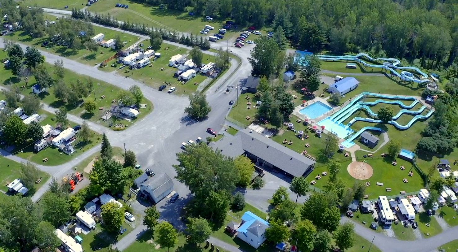Vue a�rienne du Camping Aqua Parc St-Pie et de son parc aquatique